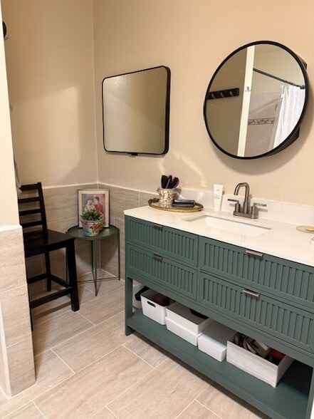 bath room - 10540 Draper Ave