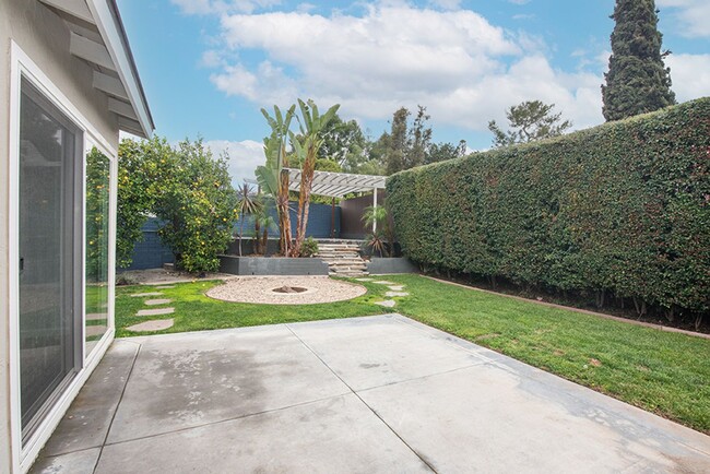 Building Photo - Charming Three Bedroom 2 Bath Home with Spacious Backyard for Entertaining!