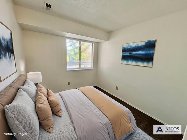 Building Photo - 2 bed 1 bath on 2nd floor in unit washer/d...