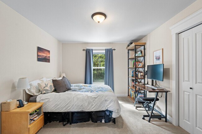 Building Photo - Custom Craftsman Estate on 1.5+ Sun-drenched Acres