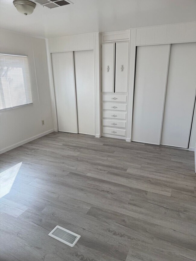 Building Photo - 3 bedroom 2 bath home in quiet neighborhood