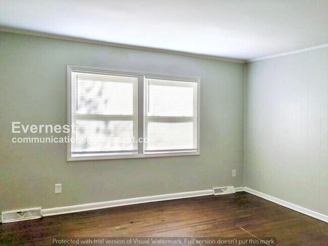 Building Photo - 4 Bed/1.5 Bath Home with Off-Street Parking / Pet-Friendly / Vouchers Accepted / Available Now!