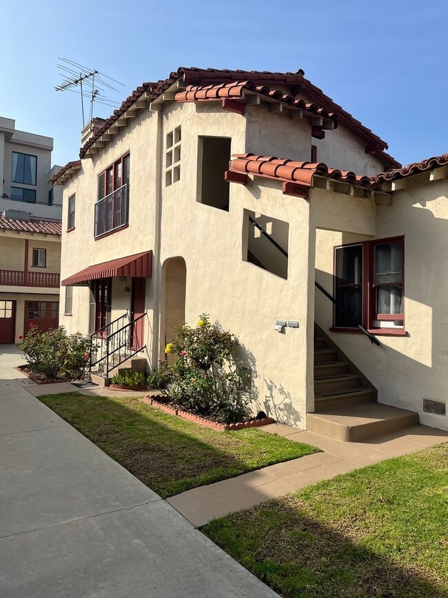 Building Photo - Lower level 1+1 w/in-unit laundry, garage + carport + water included!