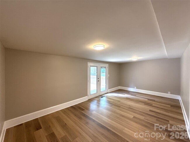 Building Photo - 833 Mohigan St