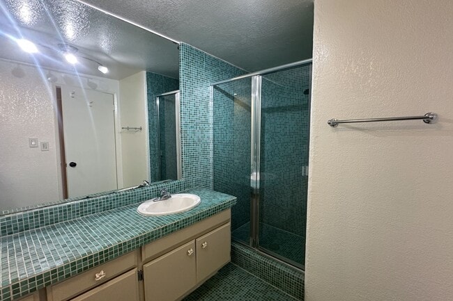 Building Photo - An Enchanted View Townhome