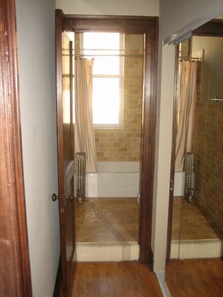 Building Photo - 4755 N Sawyer Ave