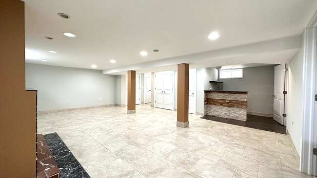 Building Photo - 4833 N Ozark Ave