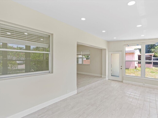 Building Photo - 113 SW 22nd Ave