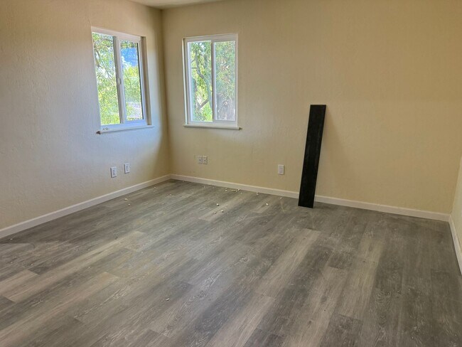 Building Photo - VACANT DOWNTOWN APARTMENT REDONE TO THE 10...