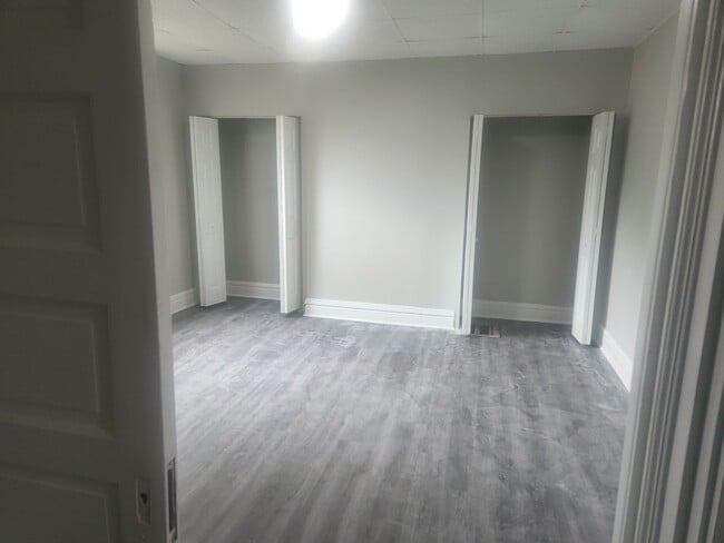 Building Photo - Walking distance to U of L and Bellarmine Campus