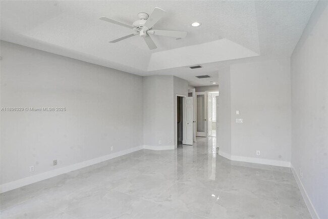 Building Photo - 2553 Jardin Manor