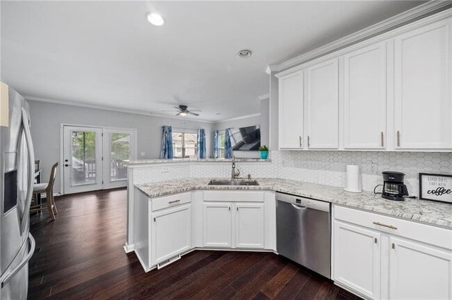 Building Photo - 5227 Whiteoak Ave