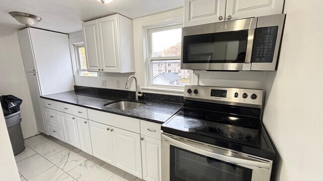 Building Photo - 10 Eames St