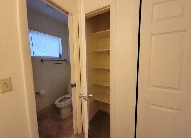 Building Photo - 3/2/2 Home in Silver Spring Shores