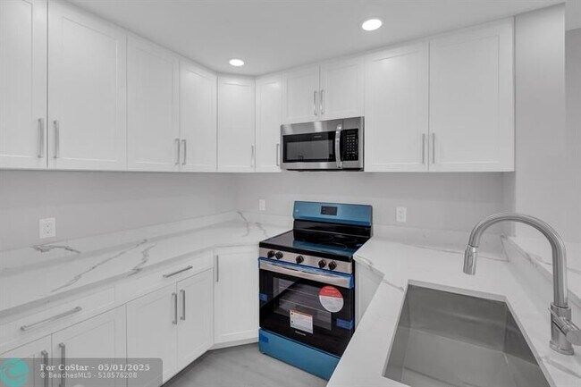 Building Photo - 12600 SW 5th Ct