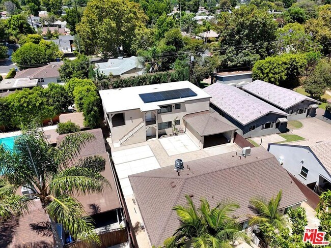 Building Photo - 6913 1/2 Encino Ave