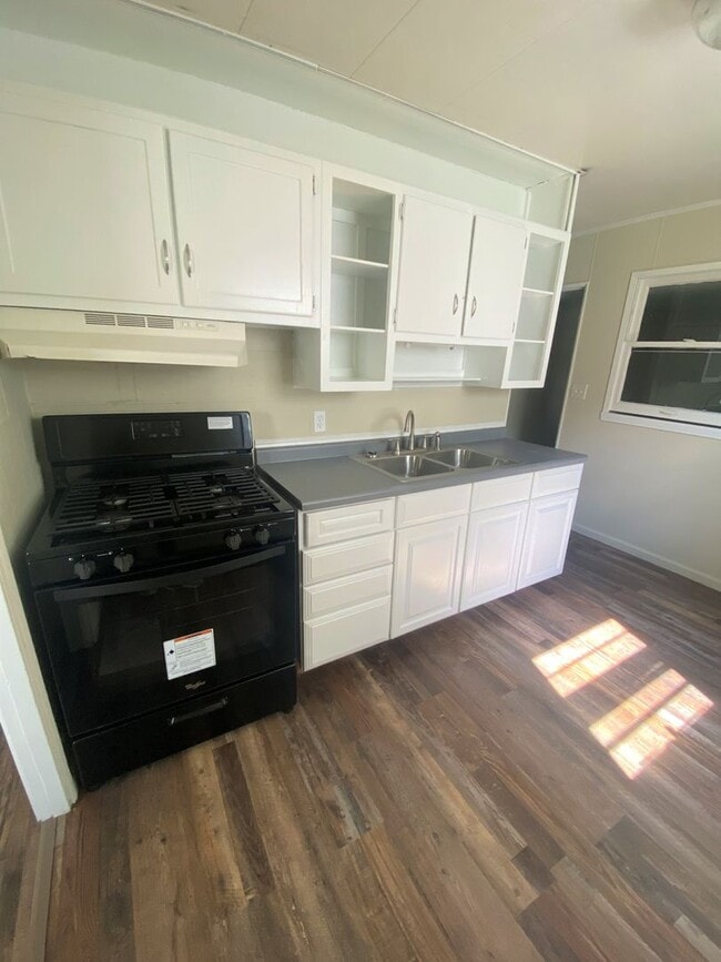 Building Photo - Charming 2 Bedroom House