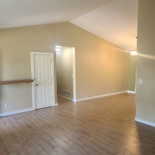 Building Photo - 2716 Daisy Dr
