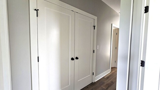 Building Photo - 3 Bedroom, 2 Bathroom!