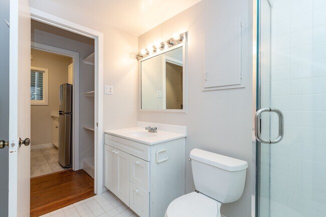 Building Photo - Pacific Heights: Remodeled Garden Apartment w/ Shared Patio One Block from the Presidio
