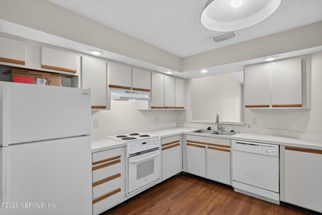 Building Photo - 8010 International Village Dr