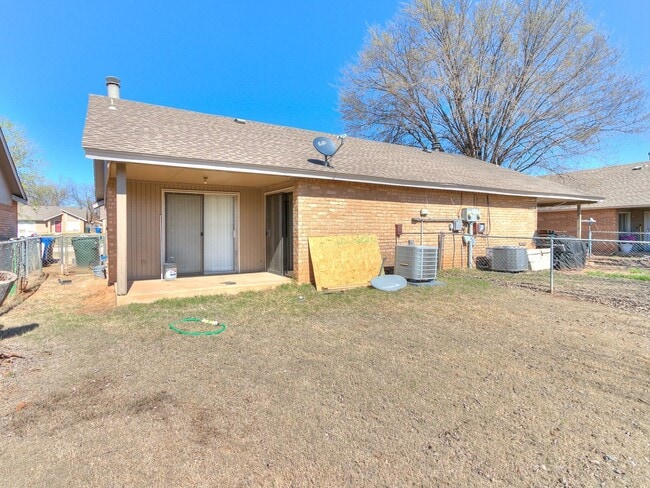 Building Photo - Charming West Norman Duplex