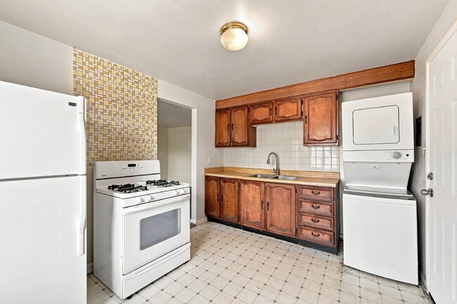 Building Photo - $1,495.95 - 2 Bed, 1 Bath Newly Renovated Duplex Unit!