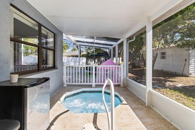 Building Photo - 4405 Plumosa St