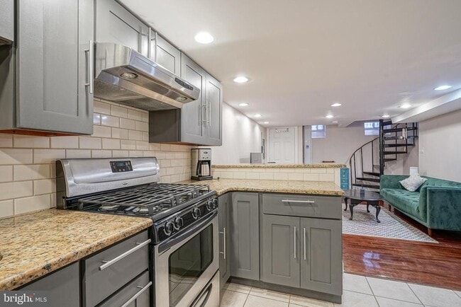 Building Photo - 522 Montrose St