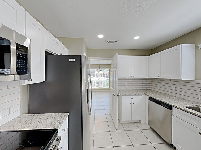 Building Photo - 8618 Fairfax Ave