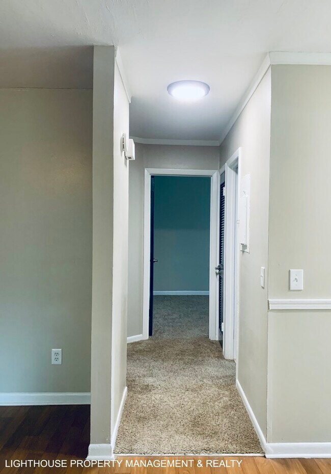 Building Photo - Cozy 2/1 duplex