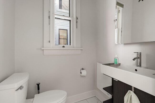 Building Photo - 281 Reinhard Ave