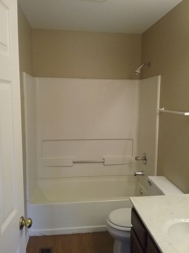 Building Photo - Large 3 Bedroom End Unit Located in the Ke...