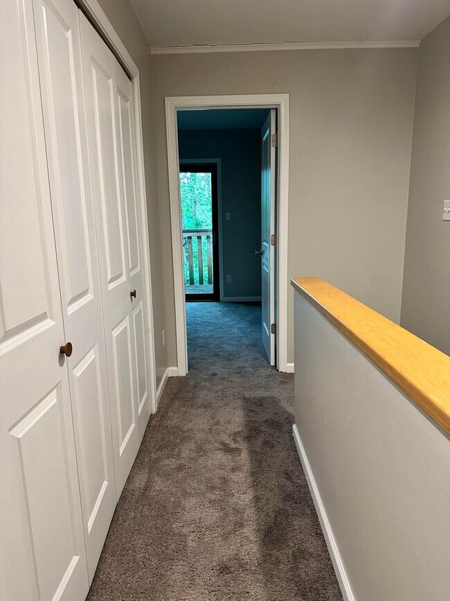 Building Photo - PRICE REDUCED! 3 bedroom, 2.5 bath Townhou...