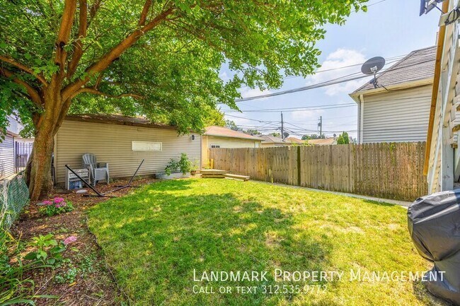 Building Photo - 2947 N Avers Ave