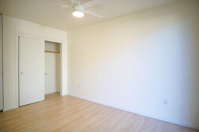 Building Photo - Modern 3rd Floor Urban 1Bdr with D/W & Washer/Dryer!