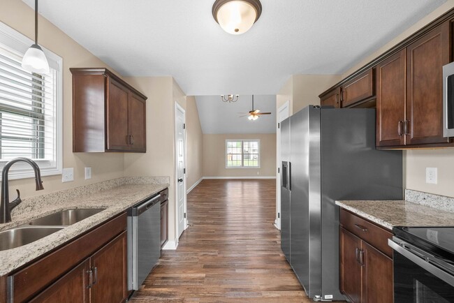 Building Photo - Pet Friendly Three Bedroom!