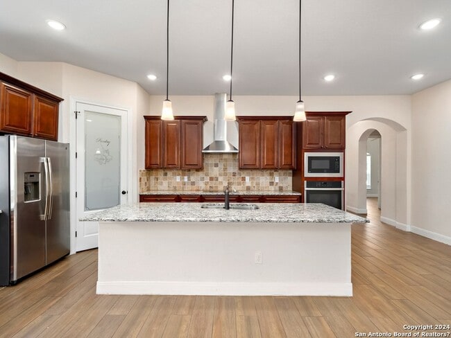 Building Photo - 578 Carriage House