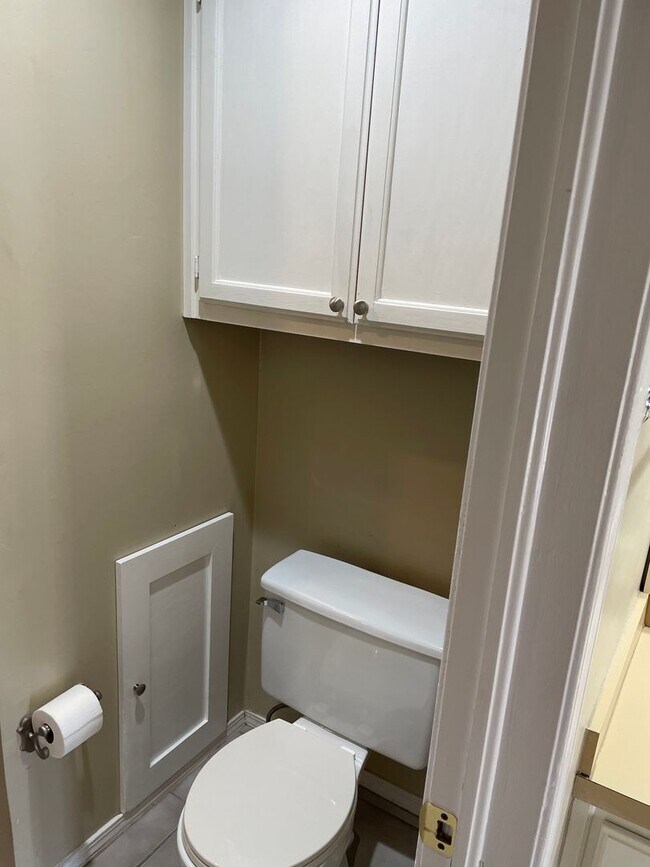 Building Photo - Darling 1 Bed, 1.5 Bath Townhouse with sma...