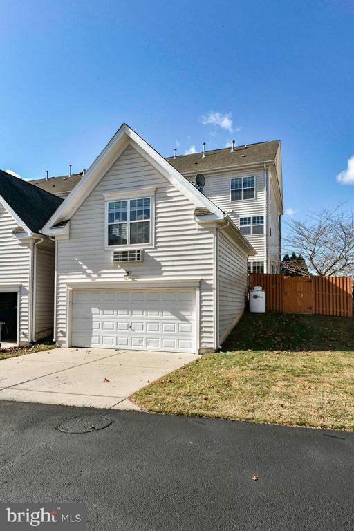 Building Photo - 13592 Village Green Dr