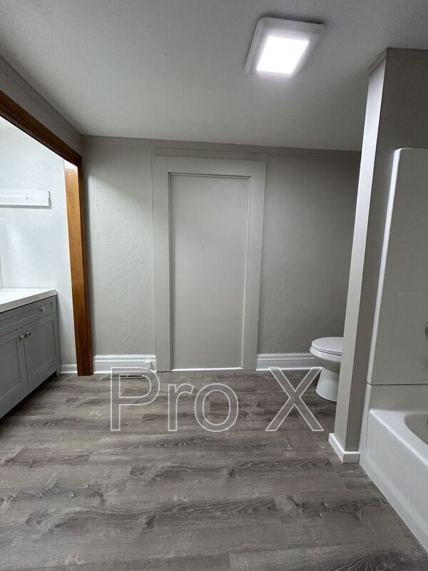 Building Photo - 810 N Elm St