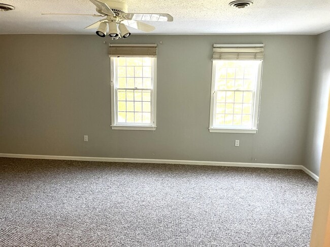 Building Photo - 12 Hawthorne Village