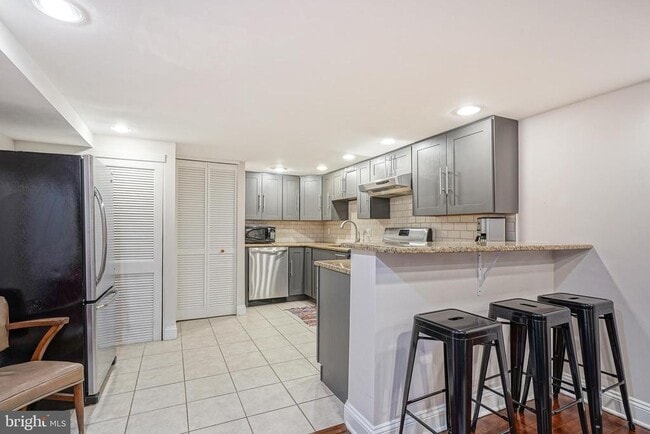 Building Photo - 522 Montrose St