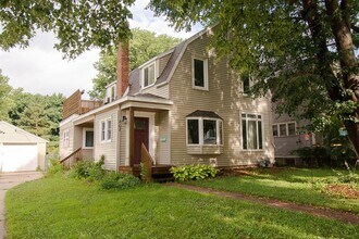 Building Photo - Charming & Spacious Main-Level Apartment Near Downtown