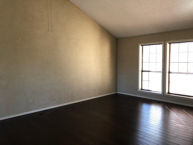 Building Photo - 2208 Oakwood Ave