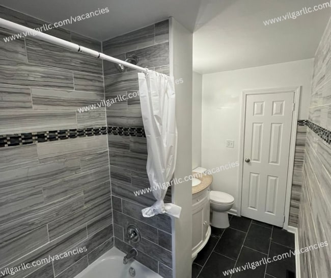 Building Photo - 3 spacious bedrooms, 2 full bathrooms home...