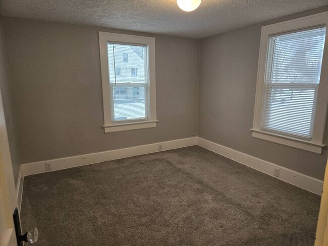 Building Photo - Charming 3-Bedroom Property in Prime Location