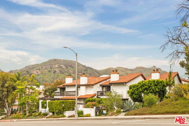 Primary Photo - 1559 Palisades Dr