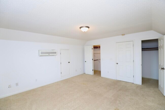 Building Photo - 3065 Temple Rd