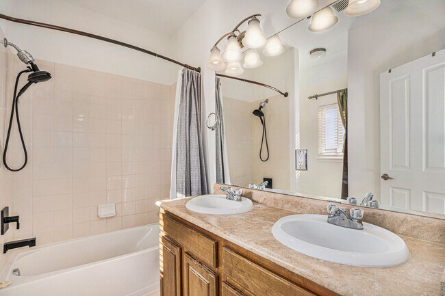 Building Photo - Available NOW!  2 Bedroom 2 Bath Beautiful Townhome